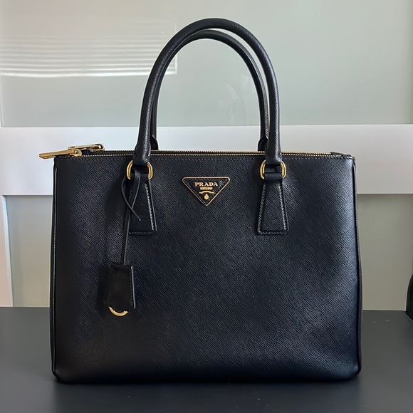 Prada Handbags - Medium Prada Galleria Saffiano leather bag (black)